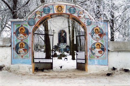Царские врата над входом к могилке старца Николая Гурьянова