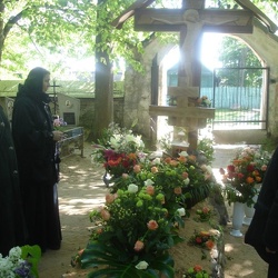 Цветы на могиле Старца на кануне VI Николаевских чтений. остров Талабск