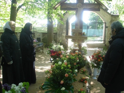 Цветы на могиле Старца на кануне VI Николаевских чтений
