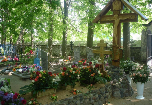 Цветы на могиле Старца на кануне VI Николаевских чтений