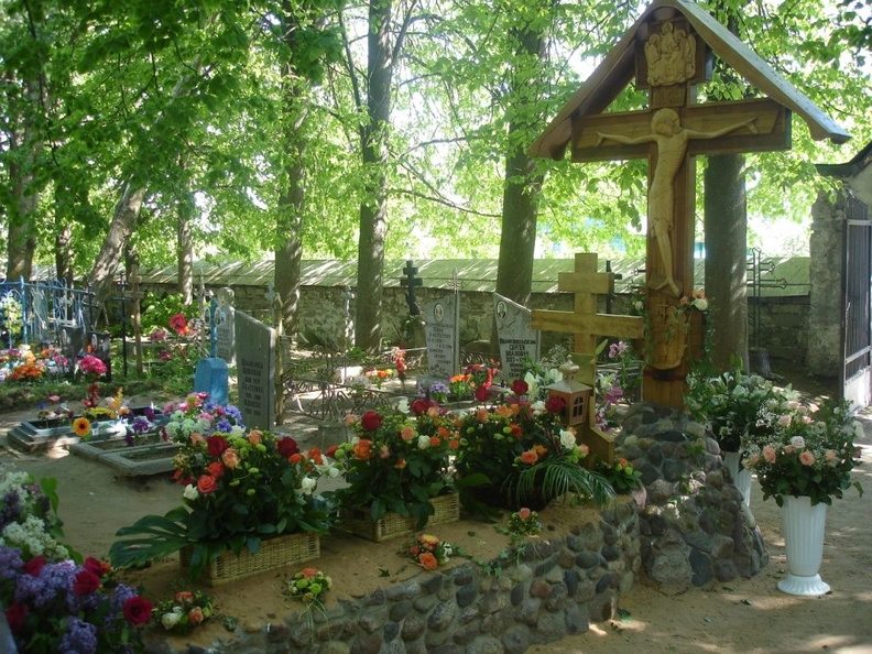 Цветы на могиле Старца на кануне VI Николаевских чтений
