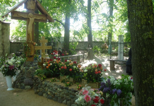 Цветы на могиле Старца на кануне VI Николаевских чтений