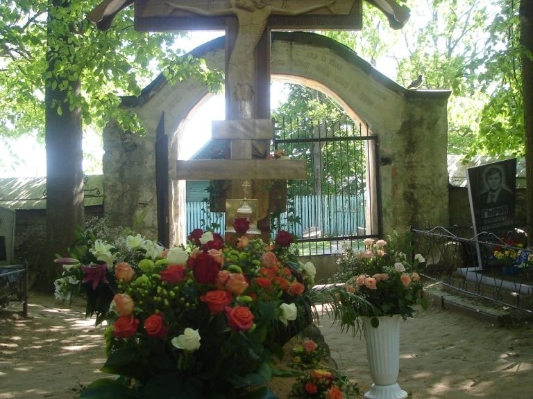 Цветы на могиле Старца на кануне VI Николаевских чтений