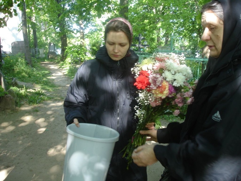 Цветы на могиле Старца на кануне VI Николаевских чтений