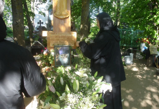 Цветы на могиле Старца на кануне VI Николаевских чтений