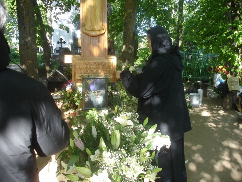 Цветы на могиле Старца на кануне VI Николаевских чтений
