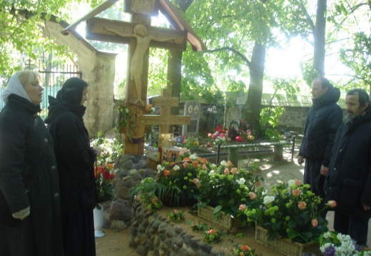 Цветы на могиле Старца на кануне VI Николаевских чтений