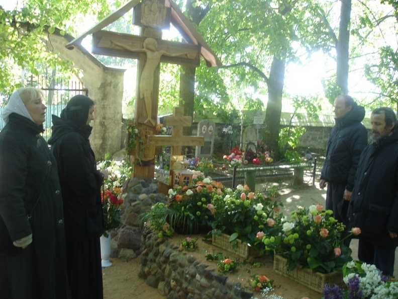 Цветы на могиле Старца на кануне VI Николаевских чтений