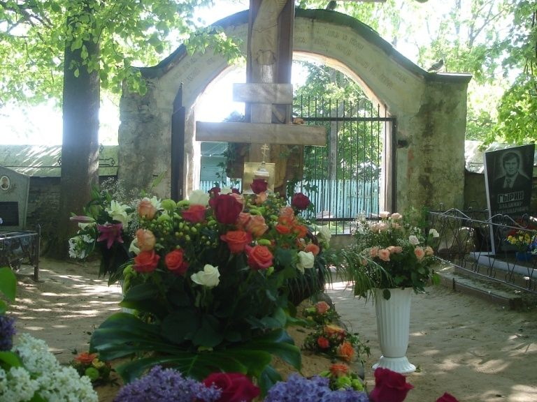 Цветы на могиле Старца на кануне VI Николаевских чтений