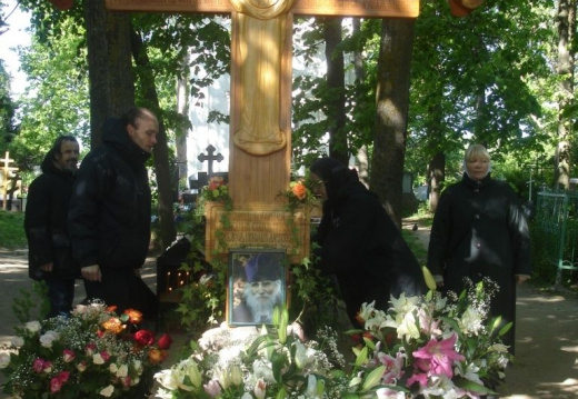Цветы на могиле Старца на кануне VI Николаевских чтений