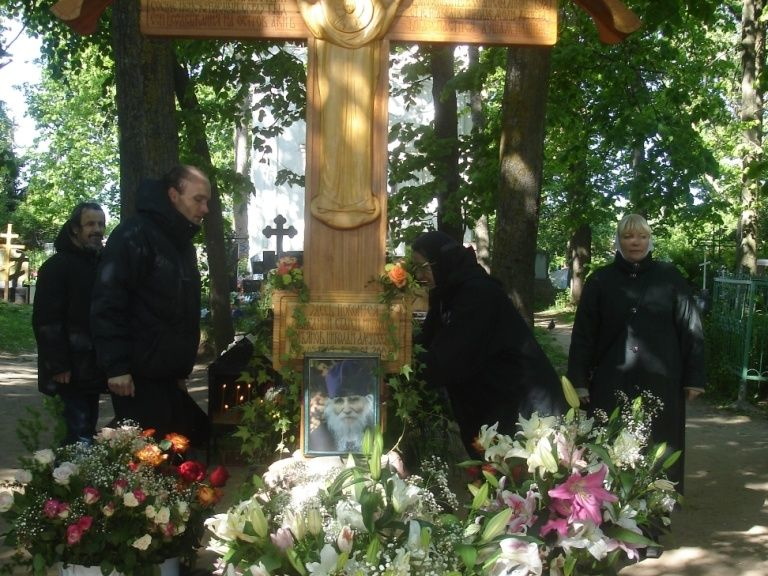 Цветы на могиле Старца на кануне VI Николаевских чтений