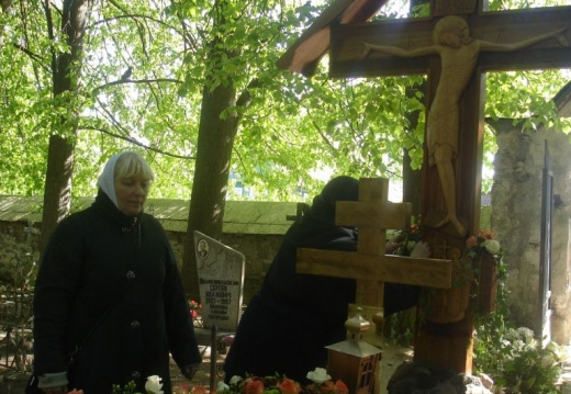 Цветы на могиле Старца на кануне VI Николаевских чтений