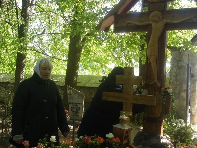 Цветы на могиле Старца на кануне VI Николаевских чтений