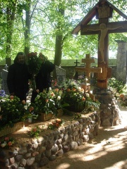 Цветы на могиле Старца на кануне VI Николаевских чтений