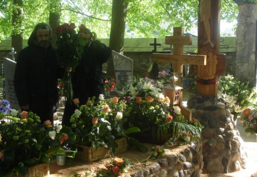 Цветы на могиле Старца на кануне VI Николаевских чтений
