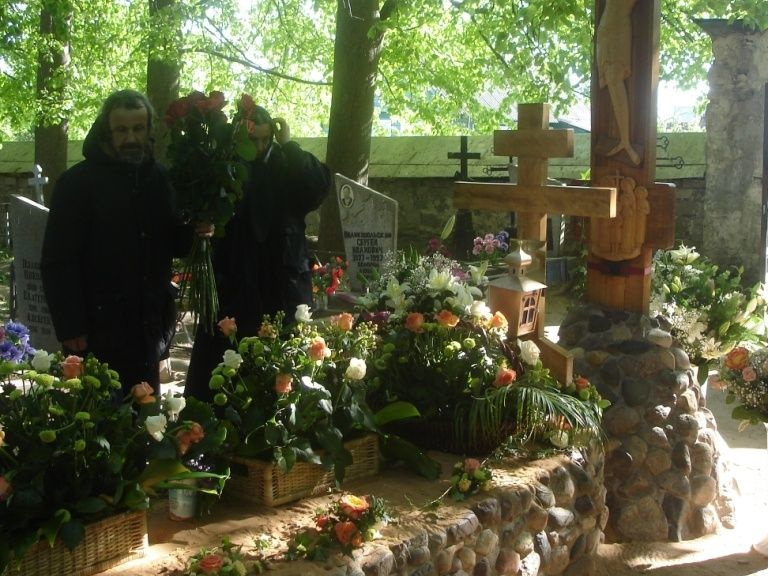 Цветы на могиле Старца на кануне VI Николаевских чтений