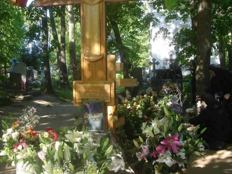 Цветы на могиле Старца на кануне VI Николаевских чтений