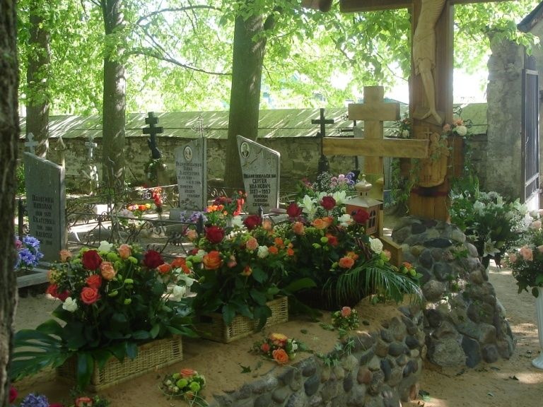 Цветы на могиле Старца на кануне VI Николаевских чтений