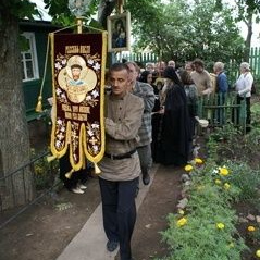 Хоругвии, Крест, Мироточение Креста, Крестный ход