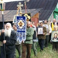 Хоругвии, Крест, Мироточение Креста, Крестный ход